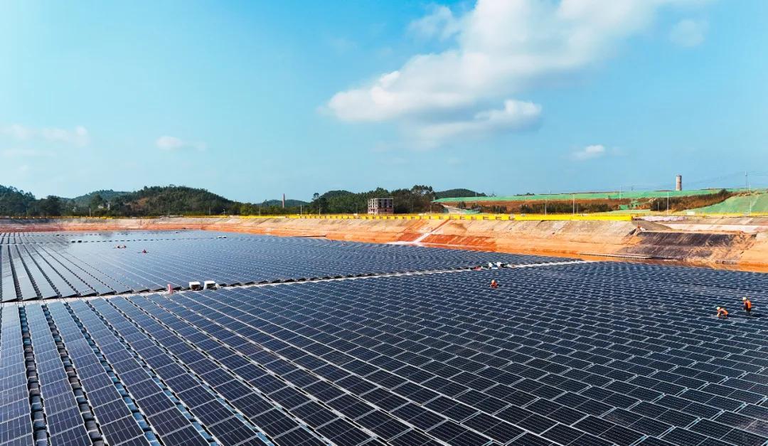 中鋁集團首座水上漂浮式光伏電站并網發電